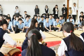 箏曲部の演奏に聞き入る台湾の生徒 (日高新報)日高高校に２０日、台湾の弘文高級中学の生徒３１人が訪れ、授業や昼食を通じて日本の高校生活を体験した。歓迎会には、日高高校の国際交流委員ら約３０人が参加。坂口雅紀校長が「交流を深め、素晴らしい思い出にしてほしい」 ...(略)