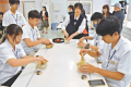 延岡工業高茶道同好会に教わりながら茶をたてる台南工業高級中等学校の生徒たち（宮崎日日新聞）(宮崎日日新聞)台湾台南市・国立成功大付属台南工業高級中等学校の生徒、教諭ら約２０人が２１日までの３日間、延岡市を訪問。２０日には延岡工業高（山内武幸校長、７０６人） ...(略)
