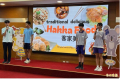 2025年7月8日將赴澳洲遊學的學生，用流利的英語，介紹縣內的客家美食。(記者張勳騰攝)〔記者張勳騰／苗栗報導〕苗栗縣自2014年起每年補助縣內優質20名國高中學生公費海外進修專案邁入第11年，今年更增加全額補助4名偏鄉國中學生，盼提升縣內學生的英語能力。 ...(略)