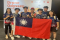 シンガポールで開催されたドローンサッカーの大会で準優勝した台湾チーム「TCY」の選手と家族ら＝台湾無人機競技発展協会提供(フォーカス台湾中央社/呉昇鴻／編集：齊藤啓介)シンガポールで先月行われたドローンサッカーの大会で、台湾のチームが準優勝した。台湾無人機 ...(略)
