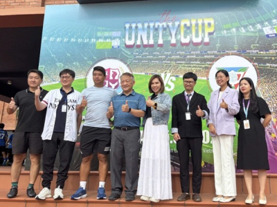 國際交流賽開幕合影(駐胡志明市辦事處教育組)駐胡志明市辦事處教育組組長林韋至，於今年（2025）8月15日，特別出席一場臺越足球交流友誼賽，為來自高雄市立路竹高中的足球小將們加油打氣。這場比賽是由高雄的路竹高中與越南知名的EMASI國際雙語學校共同舉辦，透 ...(略)