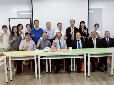 日本沖繩興南中學董事長我喜屋優（前排左三）率校長等人參訪嘉義市興華中學，興華董事長王崇旭（前排左二）與校長張家碩（前排左一）教學團隊歡迎。圖／興華中學提供(聯合報/李宗祐報導)日本沖繩興南中學董事長我喜屋優、校長諸見里明、秘書長仲眞勝夫、副校長池間忠彦等一 ...(略)