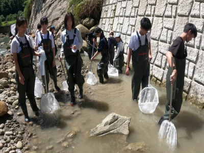 日本本庄高校訪南一中跨國交流河川生態研究(國立教育廣播電台/林祺宏報導)日本早稻田大學附屬本庄高等學院師生，由半田亨校長親自率領12位學生造訪臺南一中，展開為期兩天的深度交流活動，本庄高校河川調查隊每年皆於日本本庄市進行志工性質的河川調查，並將成果出版成冊 ...(略)