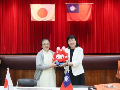 (好視新聞News/林曉君報導)盛夏八月，靜修中學迎來一場跨越國界的教育交流。來自日本愛知縣岡崎市的姊妹校—光之丘女子高等學校，在小林三佐子校長率領下，兩位師長與28名學生蒞臨靜修中學，展開一年一度的暑期交流之旅。這場期待已久的會面，不僅是情誼的延續，更是 ...(略)