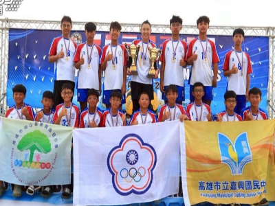 嘉興國中、嘉興國小把世界冠軍拿回台灣。（圖／TVBS）嘉興國中、嘉興國小把世界冠軍拿回台灣。（圖／TVBS）(TVBS新聞網/林雅婷報導)高雄市嘉興國小及嘉興國中8月27日至30日前往泰國，參加「2025世界青少年沙灘巧固球錦標賽」，在教練林詩芸帶領下，以 ...(略)