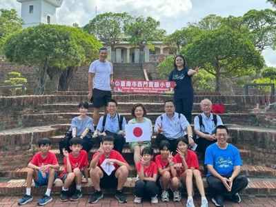 台南市・西門実験小学校の児童らの案内で安平古堡（ゼーランディア城）を訪れた香川県教育委員会の淀谷圭三郎教育長（2列目右から2人目）＝教育部提供（台北中央社）香川県教育委員会の淀谷圭三郎教育長らが8日から11日まで台湾を訪問し、南部・台南市や北部・桃園市、台 ...(略)