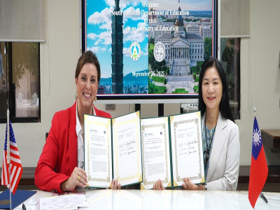 (教育部全球資訊網/國際及兩岸教育司)應教育部邀請，美國南卡羅萊納州教育廳廳長EllenWeaver與幕僚長RebeccaGunnlaugsson於本(114)年9月22日來臺參訪，並於9月26日上午出席與教育部共同簽署K-12教育合作備忘錄簽約典禮；典禮 ...(略)