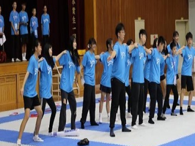 (宮崎日日新聞)日南市の日南学園と姉妹校盟約を結ぶ台湾・光明中の生徒は、日南学園で体験入学を行った。授業や歓迎式典などを通して交流を図った＝写真。日南学園高への留学について関心を高めてもらおうと、２０日に初めて実施し、１～３年生３０人が訪問。英語や社会、数 ...(略)