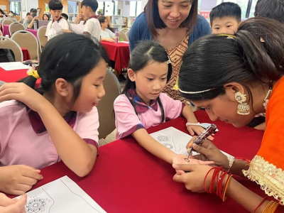 泰北國際雙語學校舉辦「新住民子女教育論壇」，印度籍講師將圖騰繪製在孩子臺北市「新住民子女教育論壇」以「文化幸福扎根世界趨勢共行」為主題(國立教育廣播電台)臺北市「新住民子女教育論壇」在泰北國際雙語學校登場，本次論壇以「文化幸福扎根世界趨勢共行」為主題，教育 ...(略)