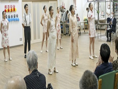 【入所のお年寄りらに歌唱を披露する華岡芸術学校生＝津市殿村の介護老人保健施設トマトで】(伊勢新聞)【津】津まつり（10―12日）の「安濃津よさこい」参加のため台湾から来津した私立華岡芸術学校（台北市）の生徒34人が10日、津市殿村の介護老人保健施設トマトを ...(略)