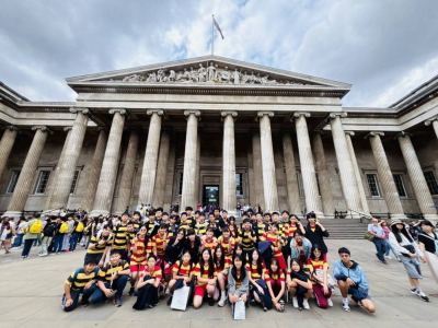 華中師生到訪大英博物館，感受藝術人文氣息。（華盛頓中學提供）(勁報/張亞痕報導)臺中市華盛頓中學在2025年暑假前往英國進行近3周校際交流，英國的人文、藝術氣息濃厚，重視教育質量，因此華中近年來，年年帶領學生到訪英國進行校際交流，與學伴分享文化差異及共通處 ...(略)