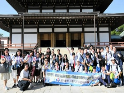 交流を終え、記念写真に納まる生徒たち=2025年9月16日午後2時42分、千葉県成田市の成田山新勝寺、小林誠一撮影(朝日新聞/小林誠一報導)千葉県立成田国際高校（通称:成国、成田市加良部）が今年、創立50周年を迎えた。県内の公立高で国際系の学科がある6校の ...(略)