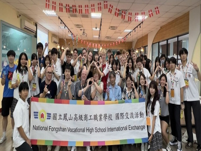 教育部提供經費，補助中小學推展國際教育，丹麥克厄商學院師生組團來台參訪，由鳳山商工接待，雙方師生進行互動交流。（教育部提供）（中央通訊社/許秩維報導）教育部於114學年補助352校、挹注約1億元經費辦理國際交流。新竹縣東興國小赴印度新德里常春公學交流，學生 ...(略)