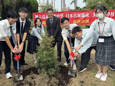 モンパガシの植樹を共同で行う国立嘉義高校と宮城県南三陸高校の生徒ら＝10月28日、嘉義市（嘉義高提供）(嘉義中央社/黄国芳、田中宏樹報導）7月の台風4号で校内の木が倒れるなどの被害があった国立嘉義高校（南部・嘉義市）に、交流がある宮城県南三陸高校から義援金 ...(略)
