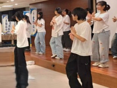 日本福岡雙葉中學學生140人今天到新竹市光復高中進行國際交流，學生用手搖珍奶及舞蹈表演，做最佳的國際交流表演。（記者洪美秀攝）(自由時報/洪美秀報導)日本福岡雙葉中學師生140人今（30）日來到新竹市光復高中進行文化及情境交流，學生也透過舞蹈表演及動漫人物 ...(略)