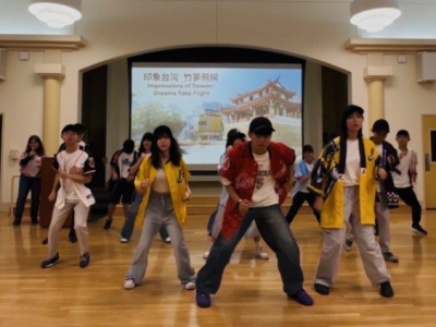 (墨新聞/姚霞芬報導)為持續深化與姊妹市美國庫比蒂諾(Cupertino)的情誼，並拓展師生國際視野，新竹市政府透過「外交小尖兵計畫」，帶領29名師生前往當地進行教育與文化參訪。教育處表示，此行除拜訪知名大學進行學術交流外，也深入當地高中隨班上課，親身體驗 ...(略)