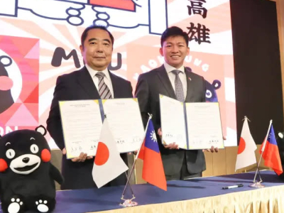 高市府教育局長吳立森（右）、日本熊本市教委會教育長遠藤洋路（左）簽署教育交流備忘錄與交換在地特色紀念品。（圖／高市府教育局提供）(今日新聞/陳美嘉報導)日本熊本市教育委員會教育長遠藤洋路率團來訪高雄展開教育交流行程，20日與高市府教育局長吳立森共同簽署教育 ...(略)