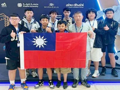 ▲苗栗學子挑戰國際賽事最高殿堂，勇奪2025亞太機器人世界盃冠軍。(互傳媒/林學均報導)2025年亞太機器人世界盃（RoboCupAsia-Pacific,RCAP）於11月12至15日在阿拉伯聯合大公國阿布達比國際展覽中心（ADNEC）盛大登場，吸引來自 ...(略)