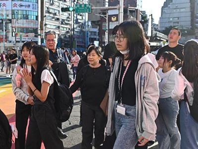 台北の繁華街、西門町を訪れた八重山の高校生たち＝29日午後(八重山每日新聞/松田良孝報導)八重山の高校生10人が26日から姉妹都市の蘇澳鎮や花蓮市を訪れ、同世代の若者と交流した。29日は台北市内で繁華街の西門町などを訪れた。八重山広域市町村圏事務組合の八重 ...(略)