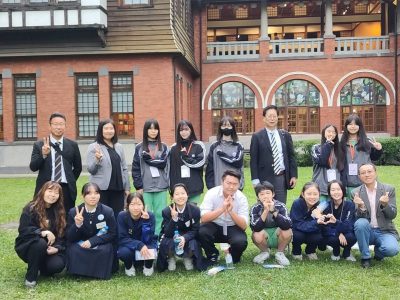 日本生保內中學學生參訪臺北市北投國中，入班體驗英語課北投國中與生保內中學學生互動交流臺日學生一起上資訊課臺日學生一起上表演藝術課臺日學生一起上體育課北投國中規劃文化走讀，臺日學生走上天狗庵古石階臺日學生參訪北投溫泉博物館北投國中與仙北市教育長交換紀念品臺日 ...(略)