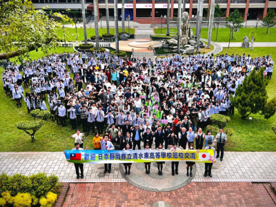 日高校在訪新民高中台日師生共創跨文化教育交流新篇章文化體驗課中，日本學生在老師指導下完成蝴蝶、蝙蝠及春字剪紙，也親自體驗舞龍和打鼓，感受台灣傳統文化的活力與魅力台日師生愛心大合照日本靜岡縣清水東高等學校由副校長山田竜二率領257位師生蒞臨新民高中，進行為期 ...(略)