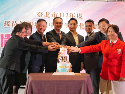 (臺北市政府教育局/臺北報導) 臺星高中學生文化交流互訪計畫自1983年啟動，今(112)年邁入40週年，為慶祝臺星雙方交流40週年，特別於12月1日規劃慶祝儀式。活動中除了參與本年度交流的120多位臺星師生，也邀請曾參與此交流活動的伙伴共同慶祝。另外蔣萬 ...(略)