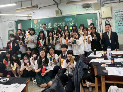 韓國首爾文昌國中學生，至苗栗市明仁國中參訪，雙方學生秀出所製作的書法卡片。（明仁國中提供）(自由時報/張勳騰報導)來自韓國首爾的4位中學生，今（12）日到苗栗市明仁國中進行校園生活體驗與文化交流活動，明仁國中準備客語歌曲、書法等迎賓活動，韓國學生則介紹韓國 ...(略)