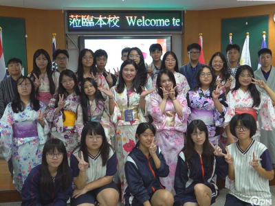 (TDN台灣生活新聞/陳佳昇)麥寮高中為了讓學生培養國際觀，學習不同的文化，常常邀請國外學校來到麥寮高中進行參訪，並由學生帶領貴客來認識麥寮鄉，這天來自越南的黎明高中就來到麥寮高中舉辦交流，當中帶著大家認識校園外，也穿上傳統服裝學習日本茶道，希望為大家帶來 ...(略)