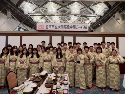 (中華新聞雲/張淑娟報導) 台南市立大灣高中與日本岡山縣林野高校結為姊妹校七年了，期間林野高校多次來大灣高中拜訪，累積深厚的情誼，十二月大灣高中特申請國教署國際教育經費補助，由祕書林欣穎率隊回訪交流，林野高校熱情迎接，還手寫書法布條貼心歡迎，讓這段跨越國界 ...(略)