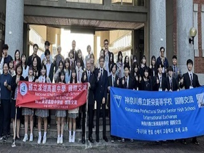 (彰化人彰化事/林明佑報導)為持續推動國際教育交流，深化學生跨文化學習經驗，溪湖高中於12月23日至24日熱情迎接日本神奈川縣新榮高校師生蒞校參訪。本次來訪的日方成員包括新榮高校森清副校長、教師及10位學生；溪高方面則由李明昭校長親自接待，並有學務主任、活 ...(略)