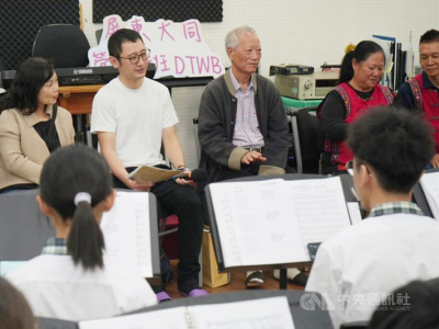 自身が作った「海峡の歌」を大同高校の生徒らと歌う井上裕太さん（奥左から2人目）。同左から3人目は念吉成さん＝12月26日、屛東県（フォーカス台湾/黄郁菁、齊藤啓介報導）第2次世界大戦中に多くの戦没者を出した台湾南方のバシー海峡の歴史を伝える歌を弘前学院大学 ...(略)