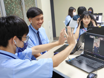 家齊高中學生將線上交流成果延伸至面對面學習。（家齊高中提供）(中華日報/陳治交報導) 家齊高中於一一四學年度第一學期推動教育部國教署「國際交流計畫」，以「國際網路交流、外國學校師生來訪、本國師生出訪」三軌並行，串聯日本、韓國、法國、印度、菲律賓及印尼等多國 ...(略)