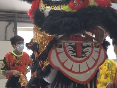 (台灣生活新聞/謝沂辰報導) 因為去年11月虎尾國中前往日本秋田縣大潟村大潟中學校參訪，受到熱情歡迎，日前大潟中學校回訪虎尾國中，校方延續去年赴日參訪的情誼，落實「在地國際化」的教育願景，因此這次接待活動積極規劃、提前準備及訓練學生，以布袋戲、醒獅和跆拳道 ...(略)