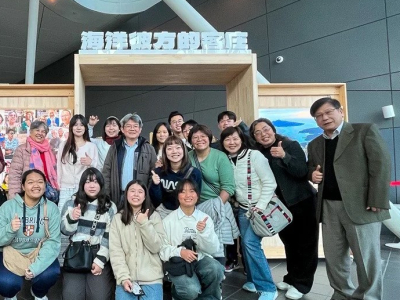 (客新聞/李台源報導) 客家文化是什麼？來自全國各地的14名高中生，飛越了10772公里、橫跨太平洋，抵達遙遠的「大溪地」法屬玻里尼西亞，親身採集當地的客家故事，並將這段珍貴的旅程帶回台灣，轉化為今（24）天在臺灣客家文化館登場的「海洋彼方的客庄」特展，象 ...(略)