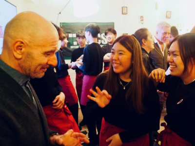 開平餐飲國際部學生以全英文與國際賓客交流，現場洋溢著真誠溫暖的國民外交氛圍。（圖/開平餐飲學校提供）跨越半個地球，開平餐飲國際部學生成功於義大利舉辦「一盞臺味」（TaiwaninOneNight）臺灣飲食文化展午宴，真摯展現來自臺灣的心意，溫暖在地師生的味 ...(略)