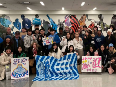 臺南慈中致贈錦旗予CCDS校長，感謝校方熱情接待與大力支持國際教育交流。(TCnews慈善新聞網)臺南慈濟高中美國辛辛那提暨美東國際教育交流團原訂於2026年1月24日抵達俄亥俄州辛辛那提，正式展開交流行程，未料碰上美國大雪來攪局，行程臨時調整，學生們提前 ...(略)