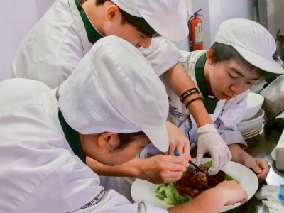 開平餐飲國際部「AE情境英語教學（AppliedEnglish）」，打破傳統教室框架，將學生置於真實的雙語餐飲情境中。-開平-楊雅珽(開平餐飲學校)具備「國際移動力」的餐飲人才已成為技職教育的重要指標。開平餐飲學校國際部為全臺唯一雙語餐飲技職高中，日前舉辦 ...(略)