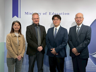 (國教署報導) 加拿大高貴林學區(CoquitlamSchoolDistrict)副局長StephenWhiffin與行銷及招募處處長DouglasLee於3月6日拜會教育部，雙方就教育交流與未來合作機會進行意見交流。教育部常務次長朱俊彰表示，我國與高貴林 ...(略)