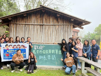 馬來西亞新華小學交流團24日參訪蓬萊國小，學生以直排輪舞龍迎賓，並擔任「五景」導覽解說，展現課程多元與社區連結成果。（蓬萊國小提供／呂麗甄苗栗傳真）馬來西亞新華小學交流團25日參訪建國國中，學生合唱迎賓並以三語導覽校園，校長方麗萍簡報發展成果，交流客家文化 ...(略)