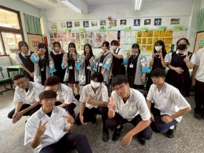 三信家商熱情接待日本姊妹校來訪深化台日交流情誼共創跨國學習新篇章。〈圖／記者翻攝-下同〉(焦點時報/蔡宗憲報導) 三信家商近日熱情迎接日本姊妹校—学校法人さくら国際高等学校東京校師生蒞校參訪交流。由三浦廣美主任率領82位師生來訪，雙方齊聚一堂，在溫馨隆重的 ...(略)