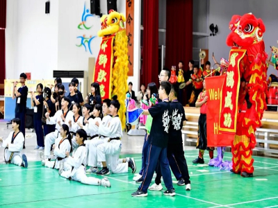 雲林虎尾國中接待日本學校回訪，以布袋戲、醒獅傳統技藝熱烈歡迎(國教署提供)高雄市建山國小師生赴美交流，將布農族傳統文化帶往國際舞臺(國教署提供)(國立教育廣播電台)教育部國教署積極推動「中小學國際教育中程計畫」，鼓勵國內學校結合特色課程與在地文化，與海外學 ...(略)