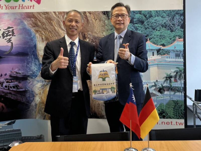 國立中科實驗高級中學在疫情後首度重啟與德國姐妹校的實體交流。（中科實中提供）(自由時報/歐素美報導) 國立中科實驗高級中學在疫情後首度重啟與德國姐妹校之實體交流，昨由校長秦文智與雙語部輔導組長鄭惟元帶領20名國高中部與雙語部的學生前往德國，首站拜會駐德代表 ...(略)