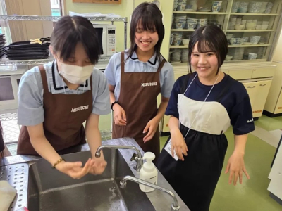 大理高中學生赴日交流，與水澤一高學子進行料理課程共學(大理高中提供)大理師生在青森縣三本木高校體驗茶道(大理高中提供)大理師生在神割崎海岸見證自然力量(大理高中提供)(國立教育廣播電台) 為深化國際教育學習，臺北市大理高中在臺北市教育局「深耕國際教育交流實 ...(略)