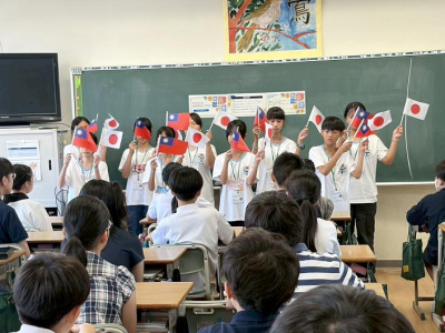 (國際環宇時報/尹遵報導)高雄市岡山區後紅國小、美濃區廣興國小與田寮區新興國小組成的「跨校國際教育共學交流團」，率領24名學生前往日本岡山大學附屬小學校進行深度交流，透過入班共學、文化展演及實作課程，讓台日學子從線上互動走向實體交流，以教育搭起跨國友誼橋梁 ...(略)