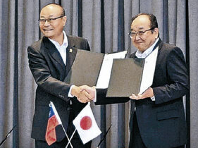 協定書を交わす細野校長（右）と陳校長＝魚津市星の杜小(富山新聞)魚津市星（ほし）の杜（もり）小と台湾新北市溪洲（けいしゅう）国民小は２６日、姉妹校締結を行った。児童の国際的な視野を広げ、異文化交流、英語教育を推進する。魚津の小中学校と海外校の締結は初めて。 ...(略)