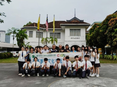 姊妹校台中市立新社高級中學學務主任林伯翰率領24位師生抵達古晉中華第四中學，受到四中校長官晨陽及行政團隊熱烈歡迎。雙方隨後於行政樓前合影留念，共同記錄這美好而溫馨的國際教育交流時刻。(TVS/byByWeeSingChia)台灣姐妹校台中市立新社高級中學師 ...(略)