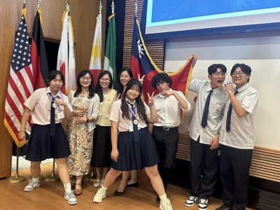 (國際環宇時報/記者尹遵)高雄市與美國德州聖安東尼奧市的姐妹市情誼，進一步延伸至教育與校際合作。高雄市教育局率瑞祥高中4名學生赴聖安東尼奧參加「2026姐妹城市青年高峰會」，並於活動結束後，分別由高雄市教育局與CASTSchools簽署教育合作備忘錄，瑞祥 ...(略)