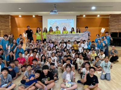 南湖海青營結訓合影。(互傳媒／記者謝忠義)由教育部、僑務委員會、客家委員會及臺北市政府教育局指導，臺北市內湖區南湖國民小學主辦的「2026海外青年志工英語服務營」於近日圓滿落幕。為期兩週的營隊，由8位來自美國、加拿大的青年志工跨海蒞校，陪伴64位南湖學員展 ...(略)