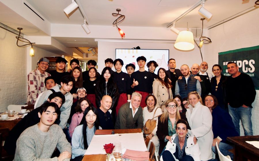 開平餐飲國際部學生以全英文與國際賓客圖片