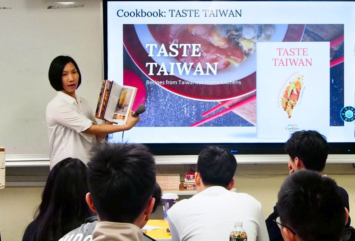 開平餐飲國際部「AE情境英語教學（A圖片